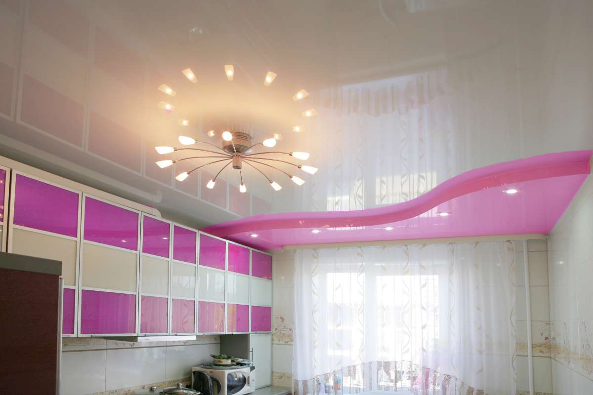 Роскошный дизайн потолка в интерьере кухни