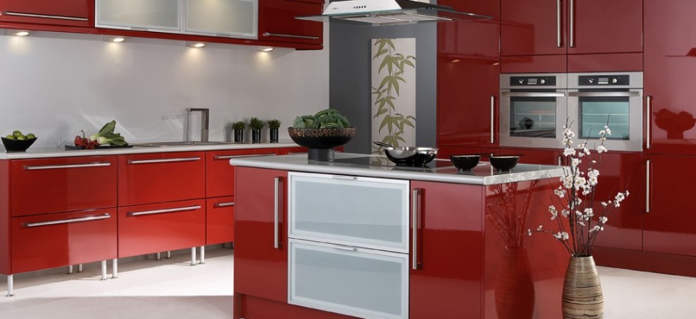 Кухни красного цвета и красно-черные кухни в интерьере, фото