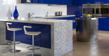 Восхитительный дизайн интерьера кухни в оттенках синего цвета