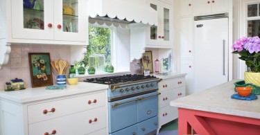 Яркий дизайн интерьера кухни от AlisonKandler Interior Design