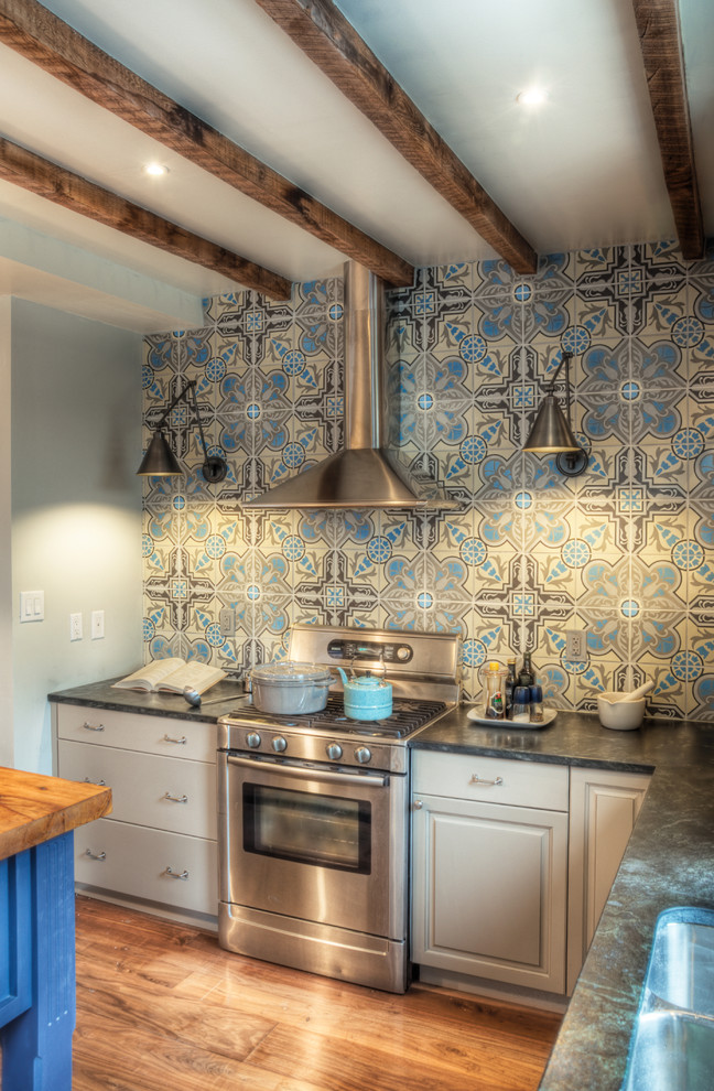 Кухонный фартук, оформленный плиткой с красочным орнаментом в голубых тонах