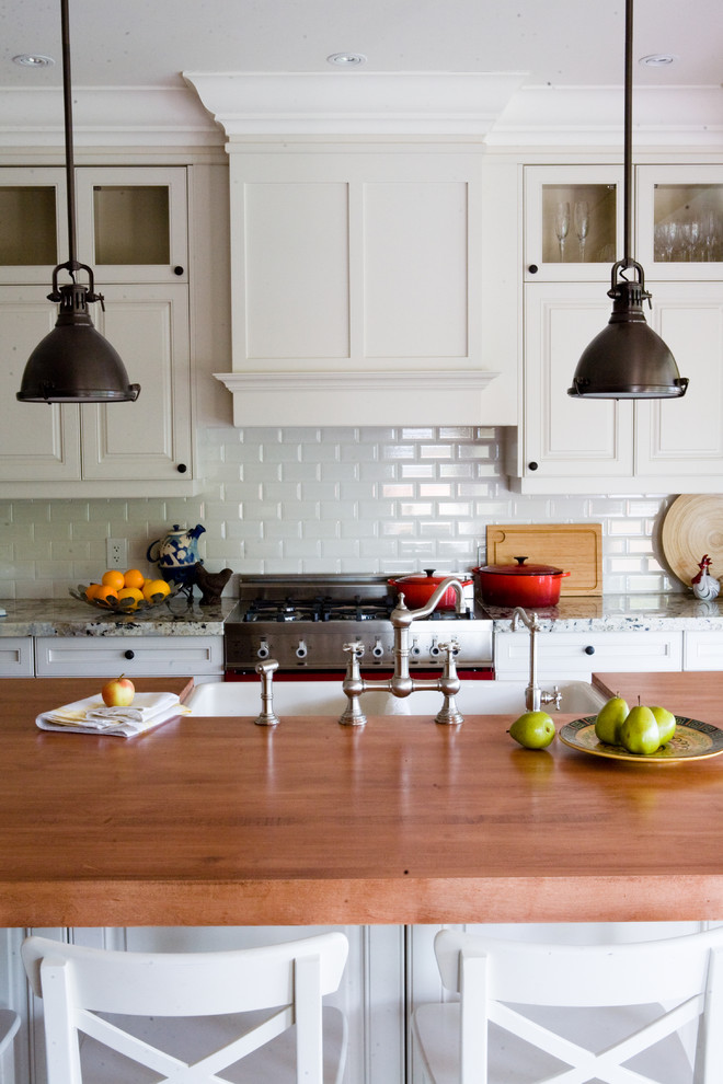 Кастрюли малинового цвета, как яркие элементы декора на кухне