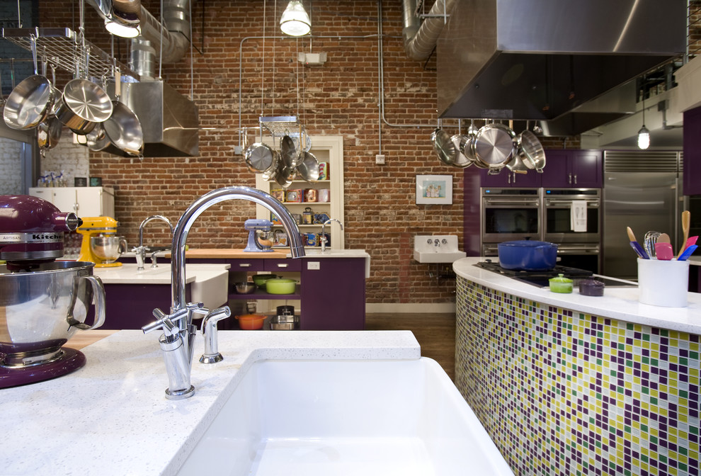 Разноцветные кухонные аксессуары в интерьере кухни 