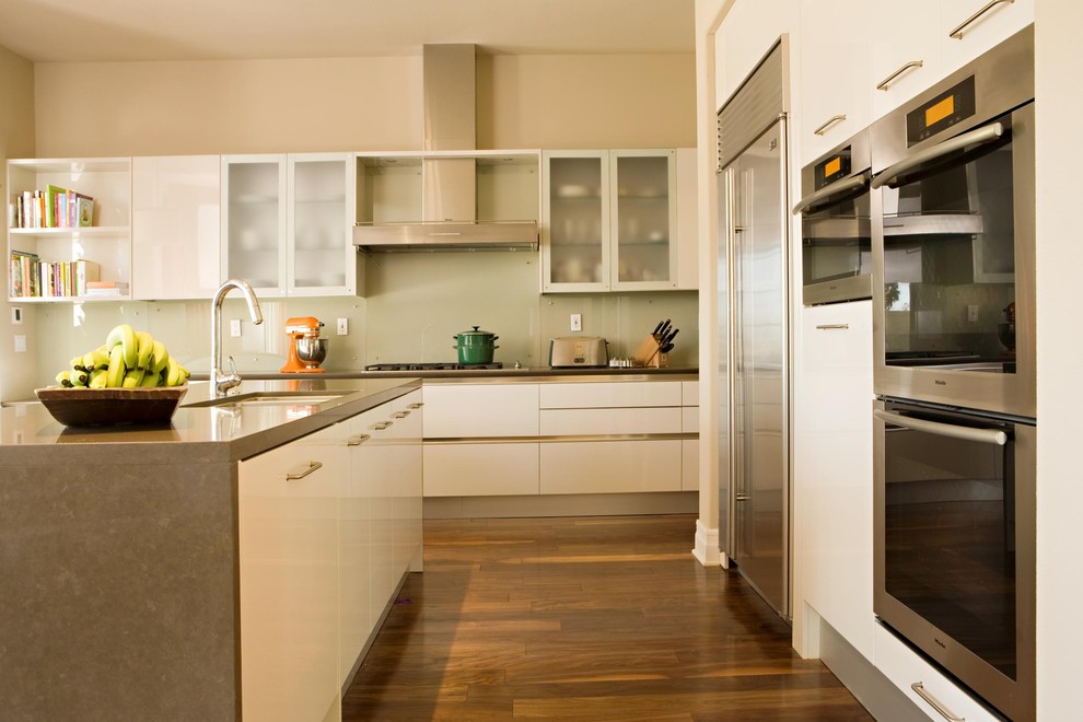 Разноцветные кухонные аксессуары в интерьере кухни