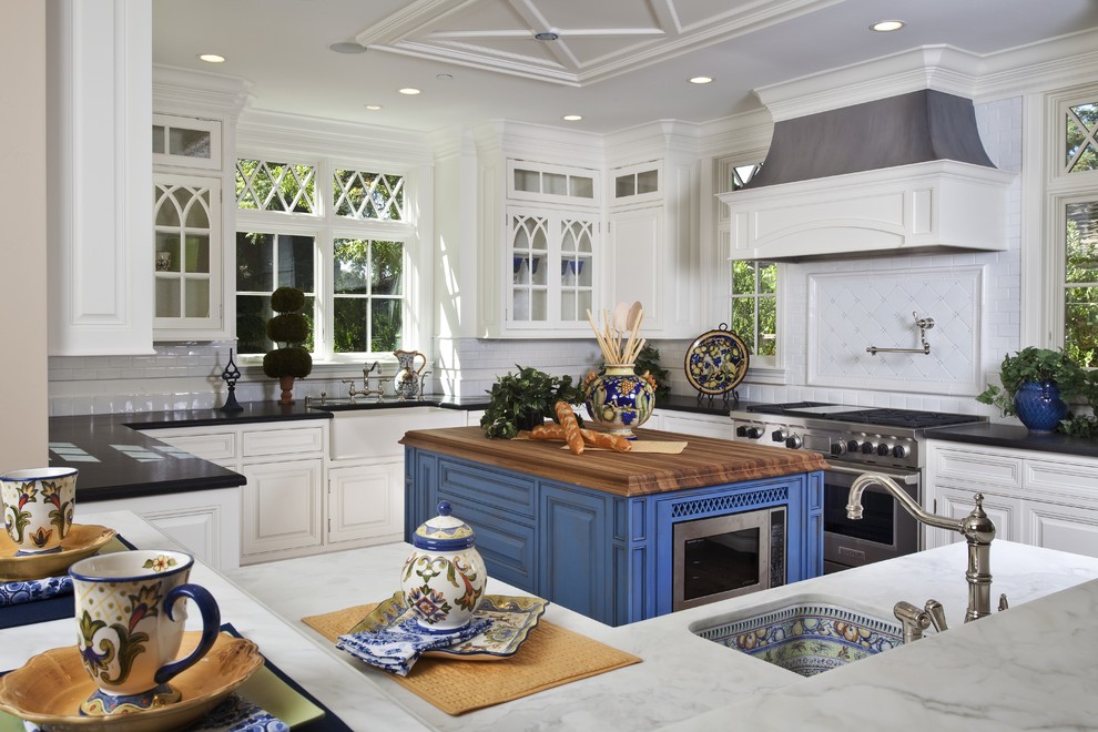Стильный дизайн кухонного острова яркого синего цвета