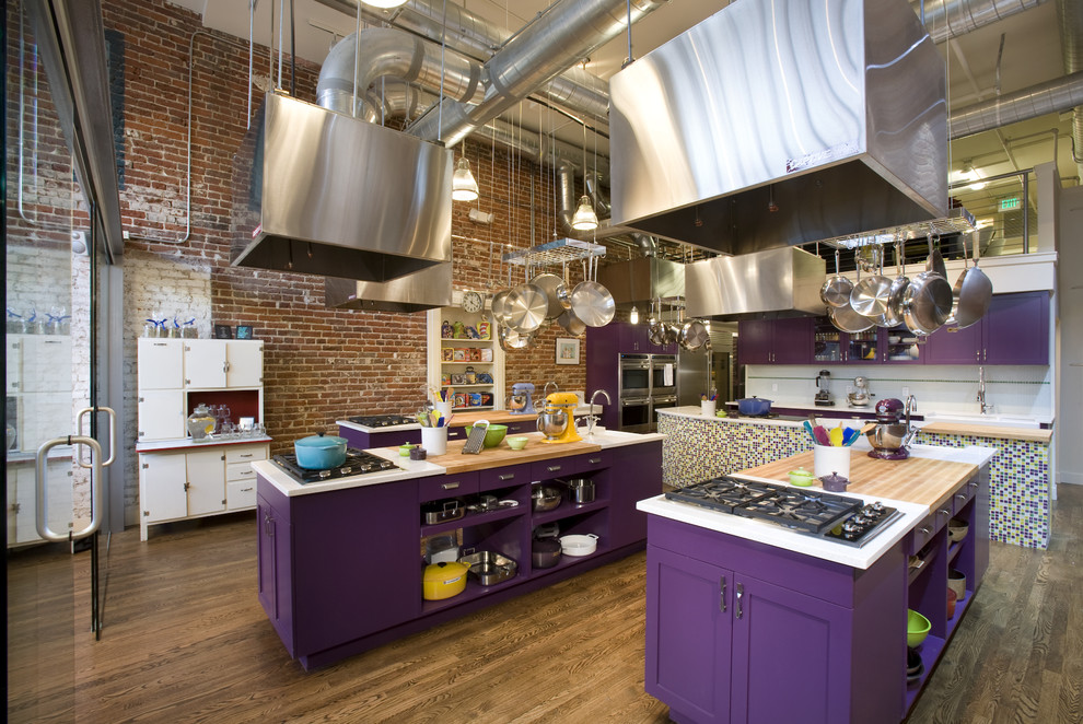 Стильный дизайн кухонного острова в яркой фиолетовой гамме