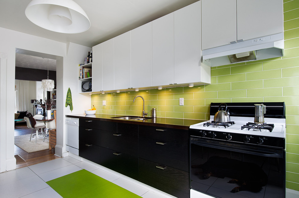 Оригинальный дизайн интерьера кухни в белой гамме с зелёными акцентами