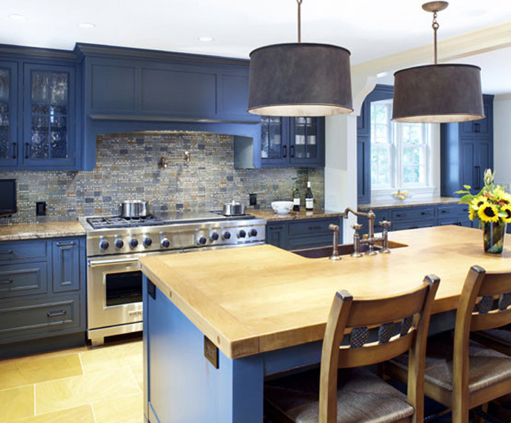 Кухня голубого цвета в стиле кантри