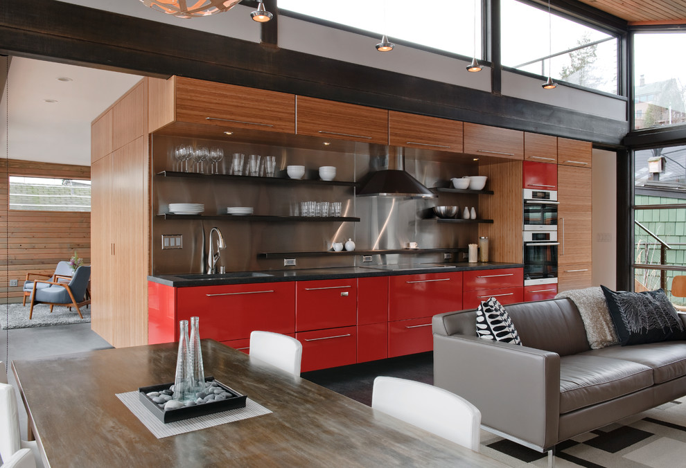 Стильный дизайн интерьера кухни в красной гамме