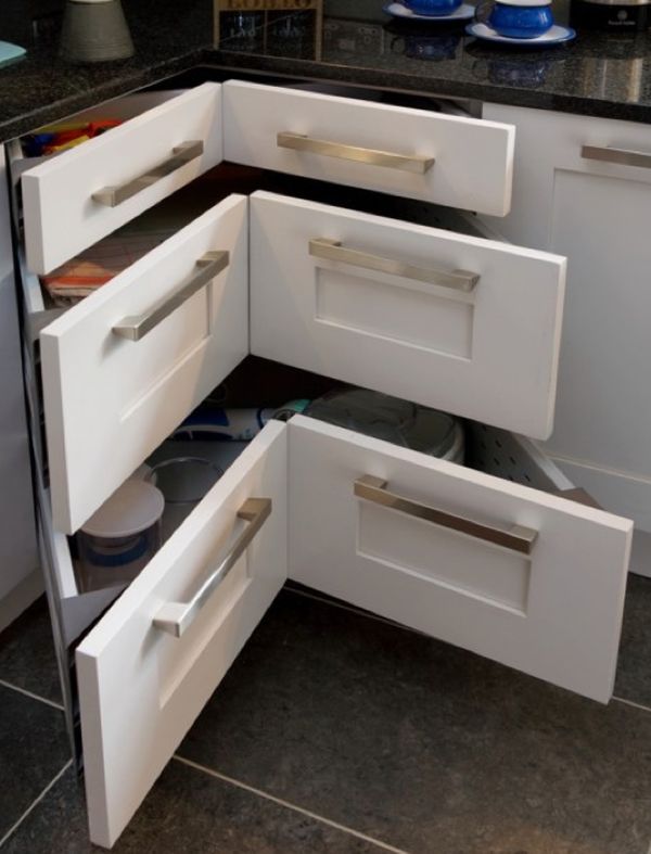 Выдвижные угловые ящики в мебельном гарнитуре кухни