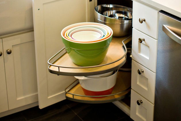 Угловые выдвижные ящики для хранения посуды в мебельном гарнитуре кухни