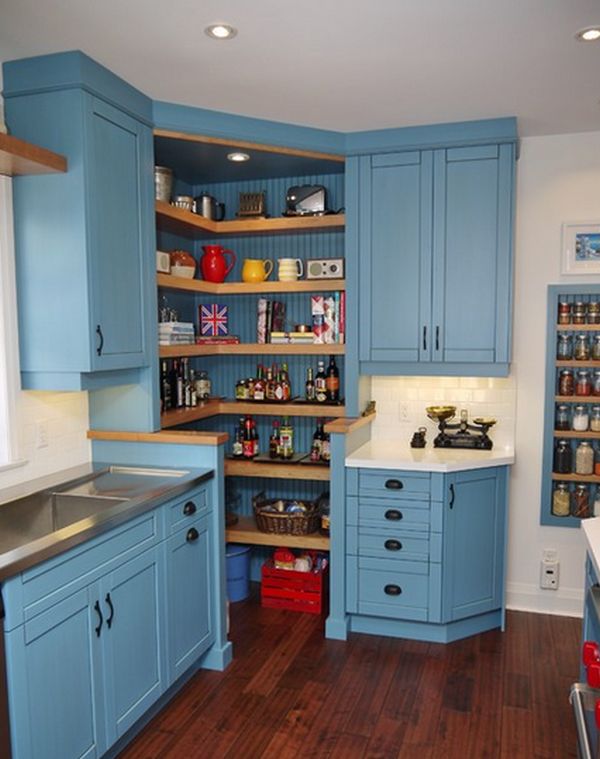 Открытые полки и угловой кухонный шкаф в интерьере кухни