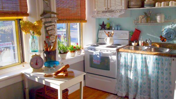 Красочный дизайн интерьера кухни в эклектик-стиле