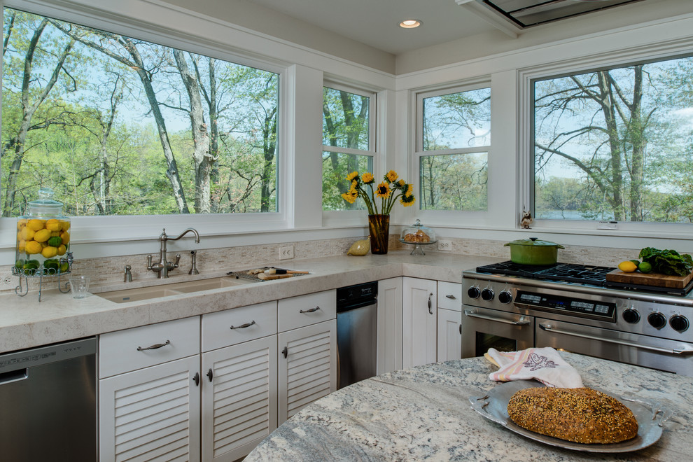Оформление панорамного окна на кухне
