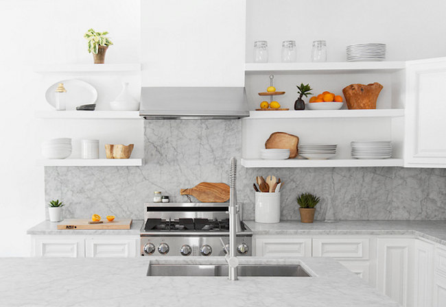 Мраморные стены в дизайне кухонного интерьера от Camille Styles