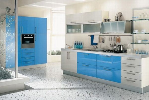 Интерьер кухни в бело-голубом цвете