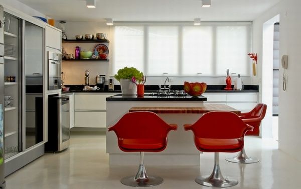 Интерьер кухни в белом цвете с красными акцентами