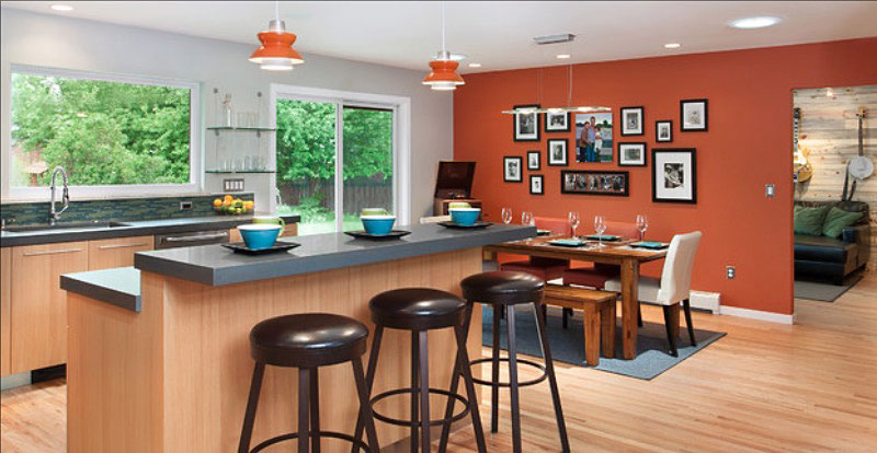 Ярко-оранжевая стена в интерьере кухни