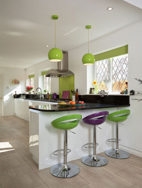 Яркие разноцветные барные стулья в интерьере кухни