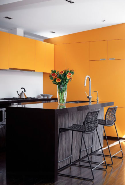 Ярко-оранжевая стена и такого же цвета гарнитур в интерьере кухни