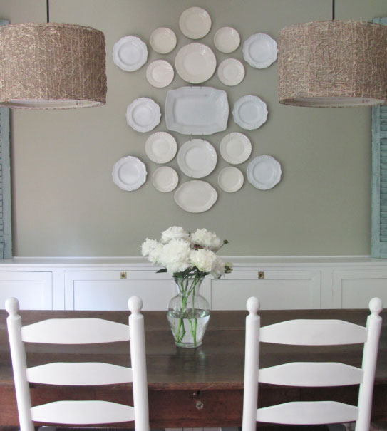 Белые тарелочки на стене в интерьере кухни