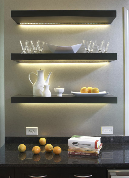 Дизайн тёмных полок с подсветкой на стене в интерьере кухни