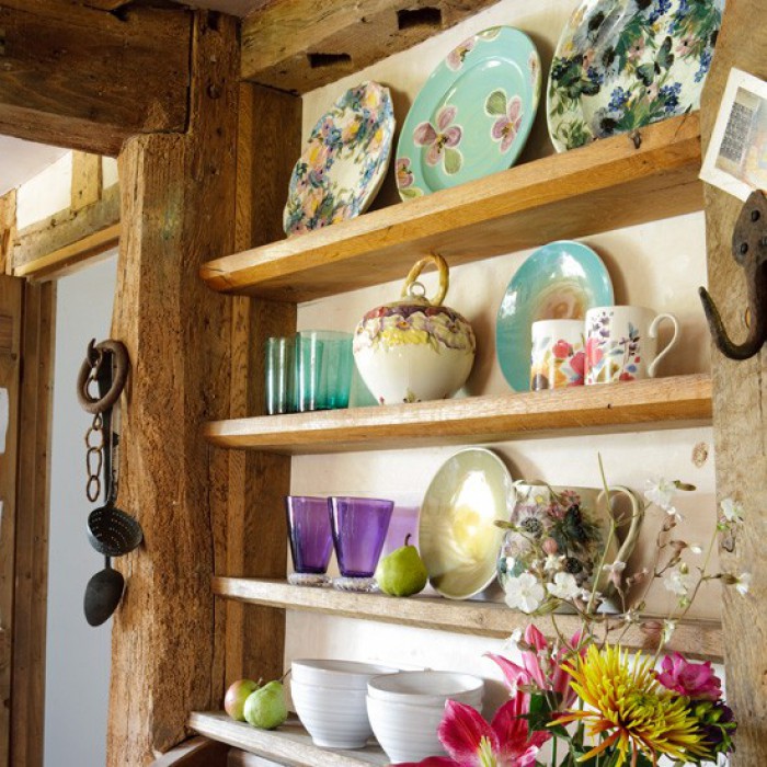 Открытые деревянные полки с разноцветными декоративными тарелками
