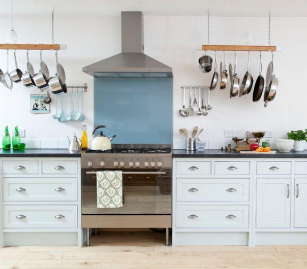 Подвесные конструкции с кастрюлями и сковородками в интерьере кухни