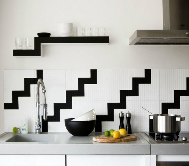 Чёрно-белый геометрический узор на плитке в оформлении кухонного фартука
