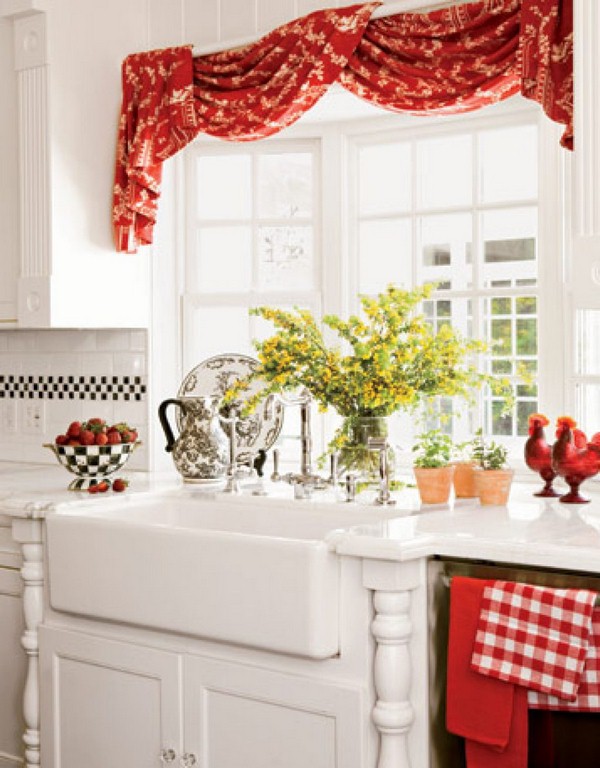 Красивые кухонные занавески яркого красного цвета