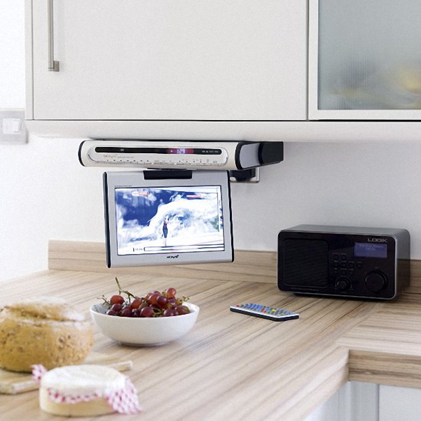 Портативный мини-телевизор в интерьере кухни