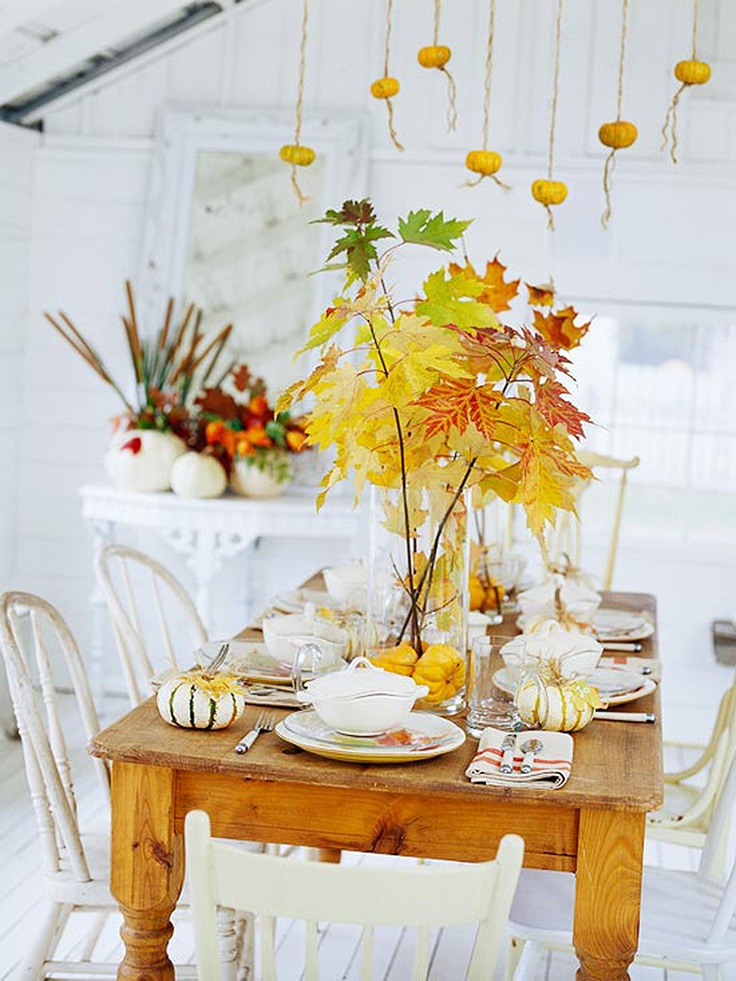 Декор интерьера кухни букетом из осенних листьев и маленькими тыквами