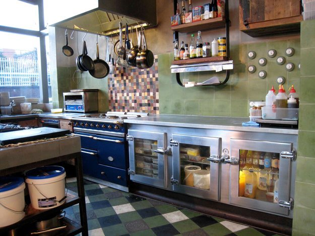Подвесная конструкция с кастрюлями и сковородками в интерьере кухни