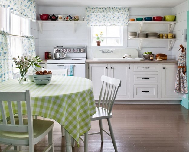 Короткие кухонные занавески в деревенском стиле 
