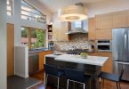 Реальные примеры оформления кухонного пространства: деревянный кухонный гарнитур