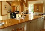 Деревянные кухонные столешницы в интерьере - популярный тренд
