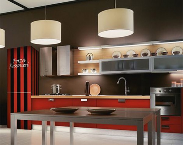 Кухня с красно-серой мебелью и стеклянными шкафами