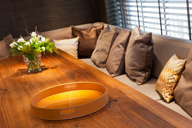 Большой и удобный диван с подушками в интерьере кухни от Centric Design Group