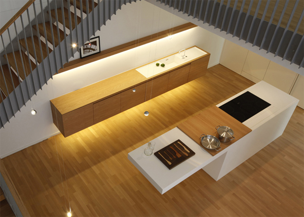 Дизайн деревянной кухни под лестницей