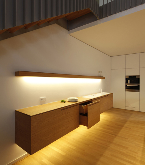 Дизайн кухни под лестницей: удобные выдвижные ящики