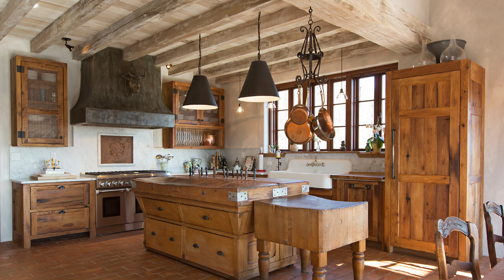 Дизайн кухни в деревенском стиле в семейном доме