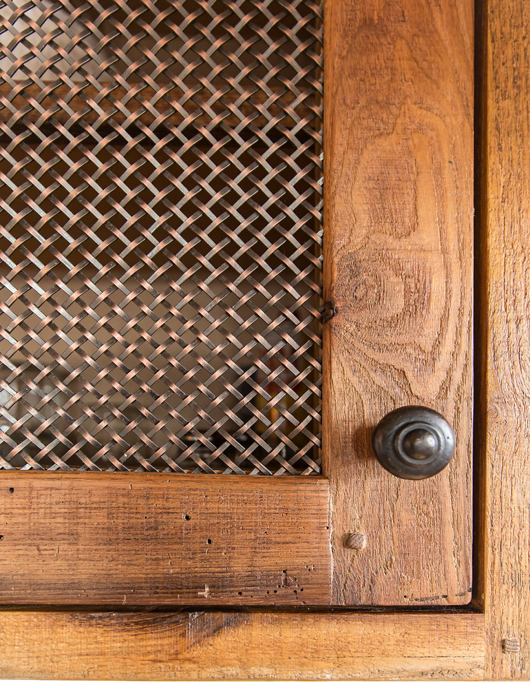 Дизайн кухни в деревенском стиле: медная решётка на двери шкафчика