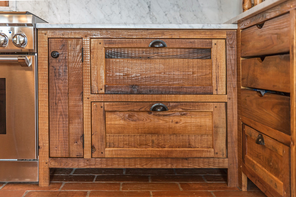 Дизайн кухни в деревенском стиле: деревянные ящики с бронзовыми ручками