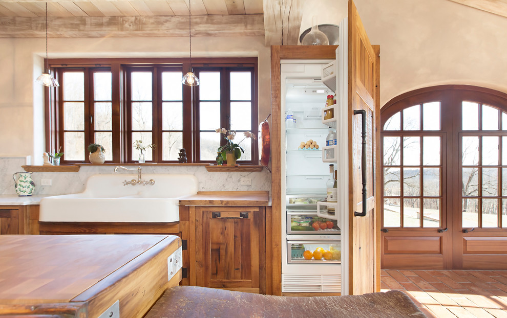 Дизайн кухни в деревенском стиле: замаскированный холодильник