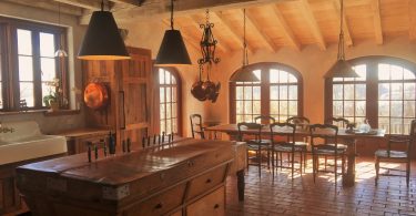 Дизайн деревянной кухни в деревенском стиле