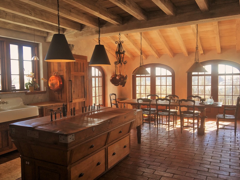 Дизайн кухни в деревенском стиле: чёрный абажур светильников над столом