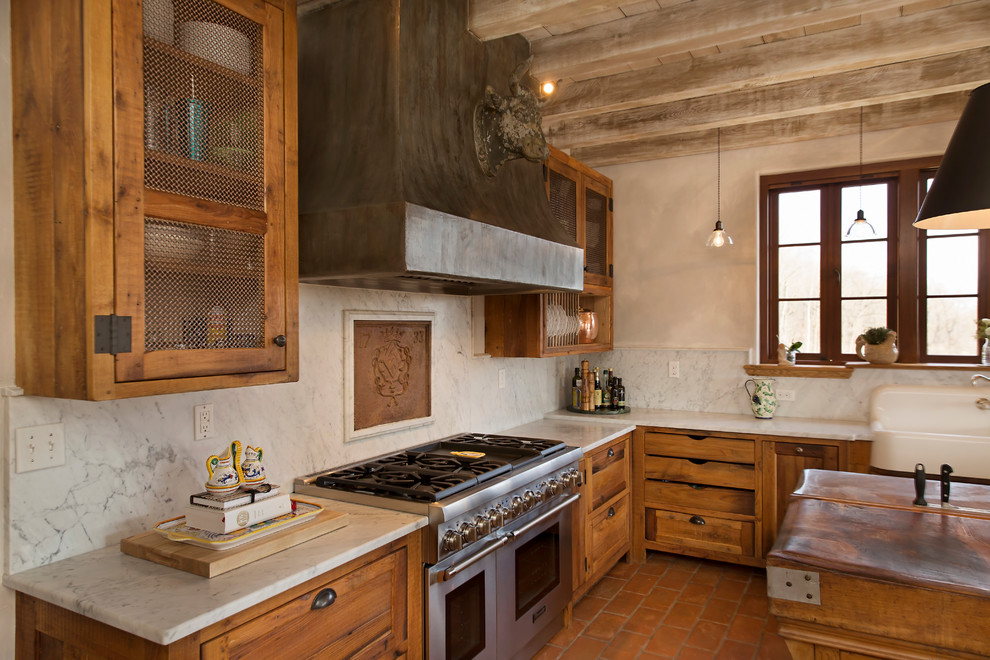 Дизайн кухни в деревенском стиле: массивная вытяжка над плитой
