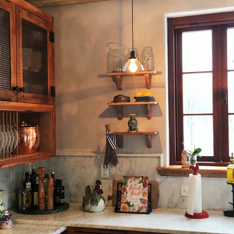 Дизайн кухни в деревенском стиле: декор на маленьких полочках