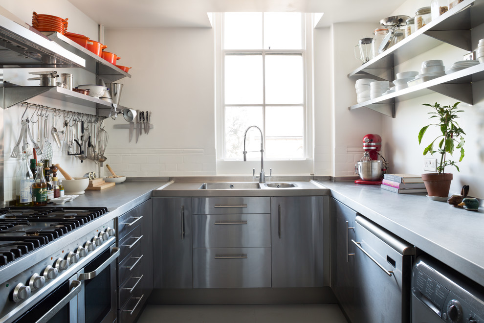 Дизайн кухни в доме: серый глянцевый гарнитур