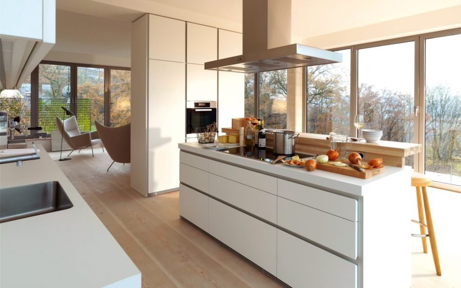 Дизайн кухонного острова в вашем доме - огромные окна